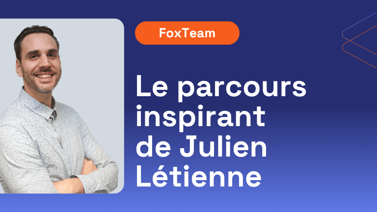 Portrait de Julien Létienne, consultant-ecommerce chez Steerfox. À droite de l’image, un texte blanc qui indique : ‘Le parcours inspirant de Julien Létienne’. Des éléments graphiques fins en orange décorent le coin supérieur droit.