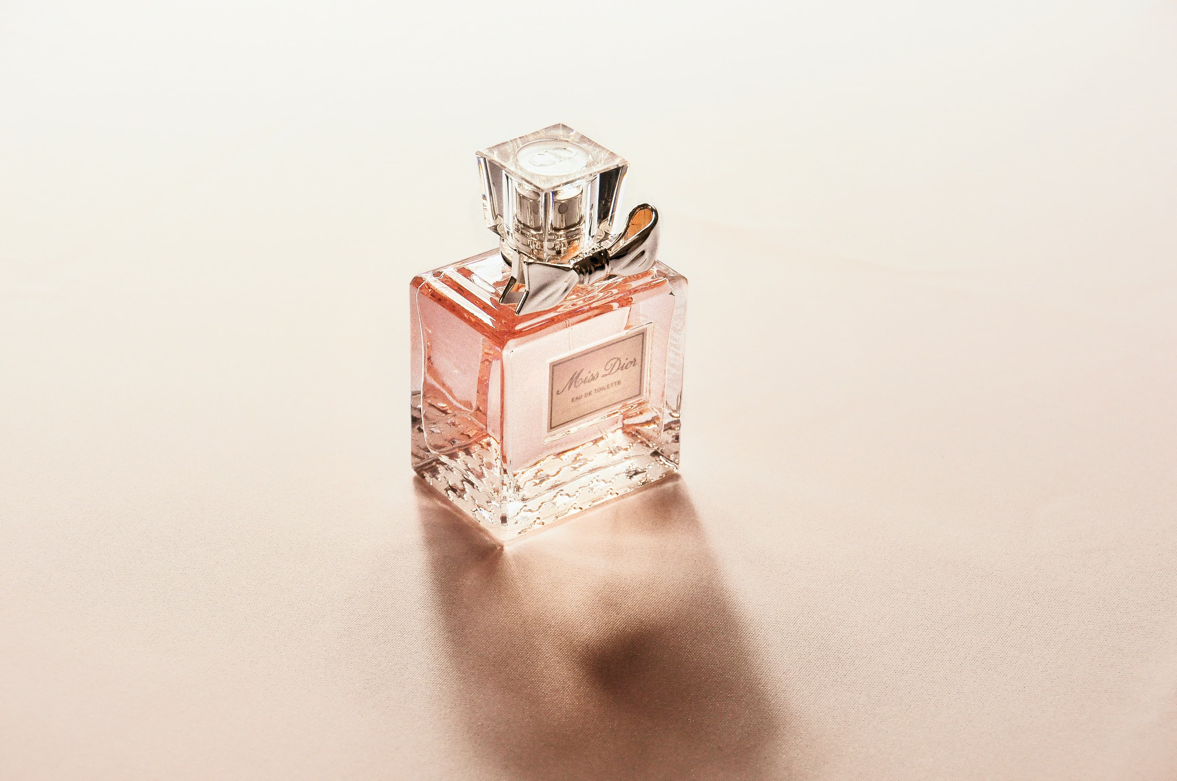Flacon de parfum posé sur une surface claire