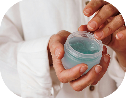 Application d’un soin cosmétique, univers beauté MyOrigines.