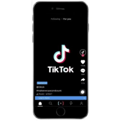 Exemple de format publicitaire TikTok Ads affiché dans le feed d’un smartphone. L’annonce sponsorisée met en avant une vidéo avec un bouton d’appel à l’action 'Learn more'.