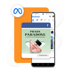Publicité Meta Ads pour le parfum Prada Paradoxe affichée sur Facebook via un smartphone.
