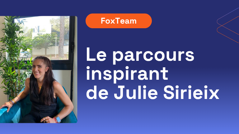 Photo de Julie Sirieix souriante, assise dans un fauteuil, avec un fond lumineux et des plantes. À droite, un encadré bleu avec le texte "Le parcours inspirant de Julie Sirieix" et le label "FoxTeam" en orange. Ceci est un témoignage de son expérience chez Google et Meta.