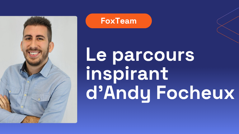 Portrait d'Andy Focheux, expert acquisition chez Steerfox, portant une chemise bleue, sur un fond bleu marine avec le texte 'Le parcours inspirant d'Andy Focheux' et le tag 'FoxTeam' en orange