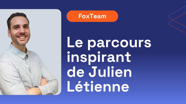 Portrait de Julien Létienne, consultant-ecommerce chez Steerfox. À droite de l’image, un texte blanc qui indique : ‘Le parcours inspirant de Julien Létienne’. Des éléments graphiques fins en orange décorent le coin supérieur droit.